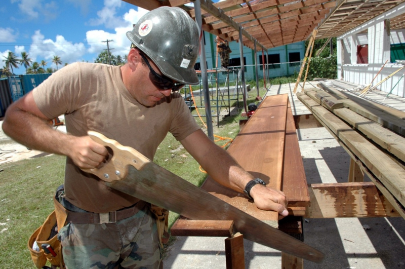 ebeniste-VINON SUR VERDON-min_worker_construction_building_carpenter_male_job_build_helmet-893290